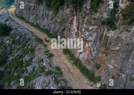 vue aérienne d'un villageois sur une route de haute montagne difficile Banque D'Images