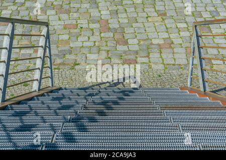 un escalier métallique menant vers le bas Banque D'Images