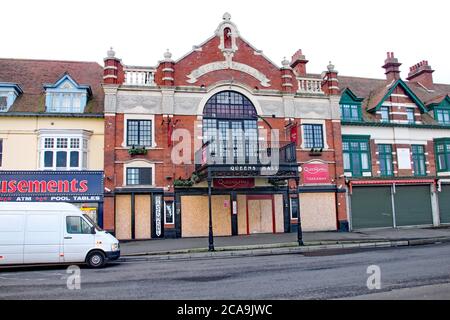Le Queens Hall, abandonné et embarqué sur le front de mer de Minehead, est un signe de ralentissement économique Banque D'Images