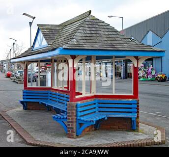 Abri en bois aux couleurs vives sur le front de mer à Minehead, dans le Somerset Banque D'Images