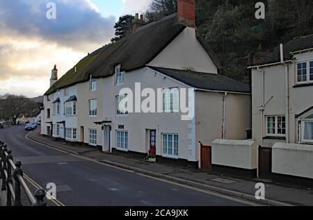 Cottages à toit de chaume dans une rue, près de la mer à Minehead, Somerset Banque D'Images