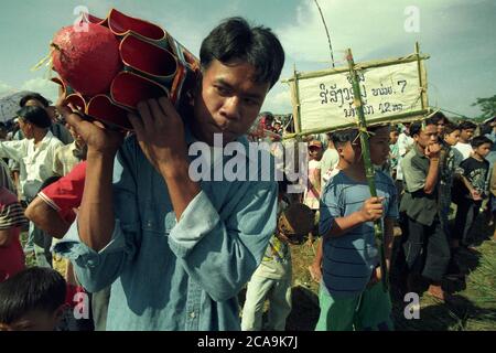 Le festival traditionnel de la fusée Buon Bang Fai dans la ville de Vientiane au Lao, au sud du Lao. Lao, Vientiane, mai 1996 Banque D'Images