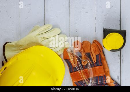 Casque de sécurité dur chapeau pour projet de sécurité porter des gants de construction ruban à mesurer lunettes de sécurité industrielle Banque D'Images