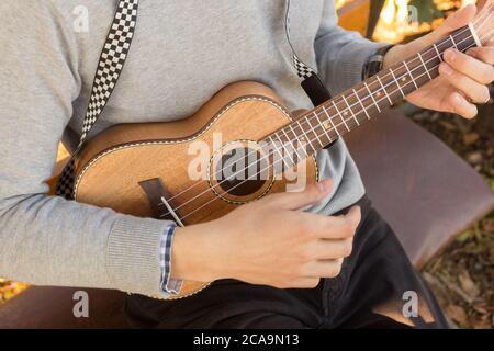 Jeune homme jouant ukulele. Banque D'Images