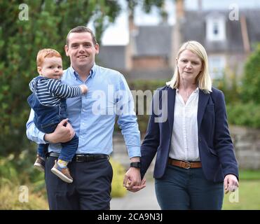 Forres, Écosse, Royaume-Uni. 05 août 2020. FORRES, ÉCOSSE, député britannique de Moray Douglas Ross est dévoilé comme nouveau chef des Conservateurs écossais. Il a pris le rôle moins d'une semaine après la démission de Jackson Carlaw. Photo : Douglas Ross avec son épouse Krystal et son fils Alistair. Crédit : Dave Johnston/Alay Live News Banque D'Images