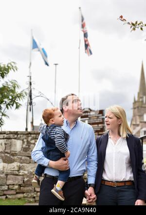 Forres, Écosse, Royaume-Uni. 05 août 2020. FORRES, ÉCOSSE, député britannique de Moray Douglas Ross est dévoilé comme nouveau chef des Conservateurs écossais. Il a pris le rôle moins d'une semaine après la démission de Jackson Carlaw. Photo : Douglas Ross avec son épouse Krystal et son fils Alistair. Crédit : Dave Johnston/Alay Live News Banque D'Images