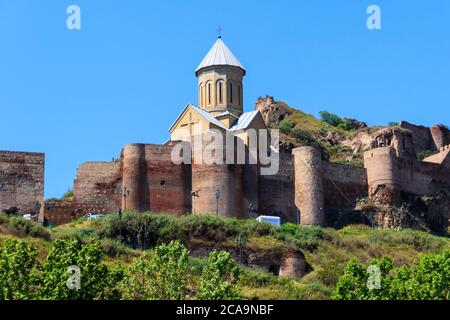 L'ancienne forteresse Narikala et l'église Saint-Nicolas de Tbilissi, en Géorgie, sont imprégnables Banque D'Images