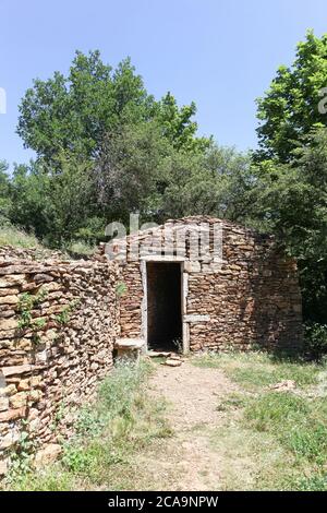 Ancienne et typique cabane en pierre appelée caborne en langue française à Saint Cyr au Mont d'Or, France Banque D'Images