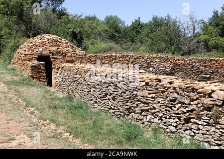 Ancienne et typique cabane en pierre appelée caborne en langue française à Saint Cyr au Mont d'Or, France Banque D'Images