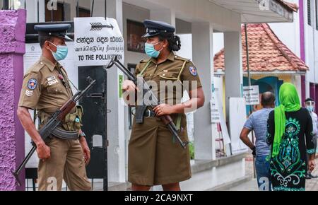 Sri Lanka. 05 août 2020. Un personnel de sécurité garde devant un bureau de vote lors des élections législatives à Colombo le 5 août 2020 (photo de Saman Abesiriwardana/Pacific Press) crédit: Pacific Press Media production Corp./Alay Live News Banque D'Images