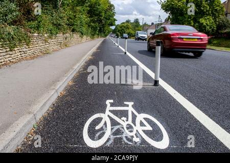 Chippenham, Wiltshire, Royaume-Uni. 5 août 2020. La photo montre la nouvelle voie isolée le long d'une partie de l'A420 à Chippenham, la voie est le premier des projets de réaffectation routière du Wiltshire Council à être achevés. Il a été construit pour faciliter et sécuriser l'accès des piétons et des cyclistes aux commerces, aux entreprises et aux lieux de travail. C'est le premier plan à être achevé dans le Wiltshire jusqu'à présent, avec trois autres en cours, l'un reliant Winsley et Bradford sur Avon; l'autre à Salisbury reliant Harnham au centre-ville et un nouveau passage à Trowbridge. Credit: Lynchpics/Alamy Live News Banque D'Images