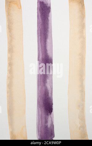 Illustration abstraite géométrique de peinture aquarelle à rayures beiges et violettes. Peignez des textures dans des lignes irrégulières sur un arrière-plan clair. Banque D'Images