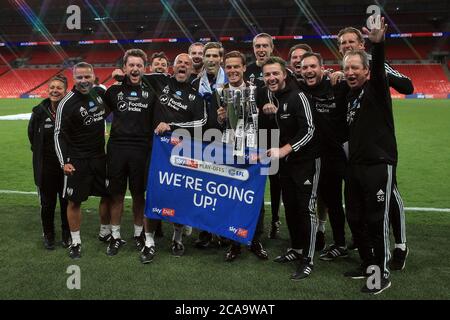 Londres, Royaume-Uni. 04e août 2020. Scott Parker (c), entraîneur en chef de Fulham, et son équipe d'entraînement célèbrent le trophée après le match. EFL Skybet Championship jouer à la finale, Brentford v Fulham au stade Wembley à Londres le mardi 4 août 2020. Cette image ne peut être utilisée qu'à des fins éditoriales. Utilisation éditoriale uniquement, licence requise pour une utilisation commerciale. Aucune utilisation dans les Paris, les jeux ou les publications d'un seul club/ligue/joueur. photo par Steffan Bowen/Andrew Orchard sports photographie/Alay Live news crédit: Andrew Orchard sports photographie/Alay Live News Banque D'Images