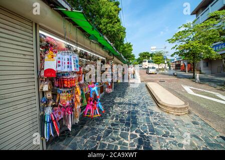 NARA, JAPON - 31 MAI 2016 : rues de la ville avec des boutiques touristiques le beau jour de printemps. Banque D'Images