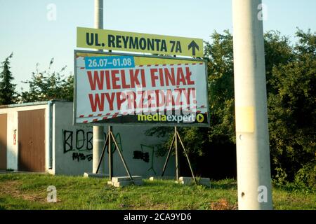 Affiche publicitaire polonaise indiquant une grande vente finale. Rzeczyca Pologne centrale Europe Banque D'Images