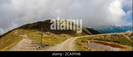 Paysage panoramique avec séparation de chemins sur une chaîne de montagnes dans les Dolomites de Sextner à la prochaine mauvaise météo, Italie Banque D'Images