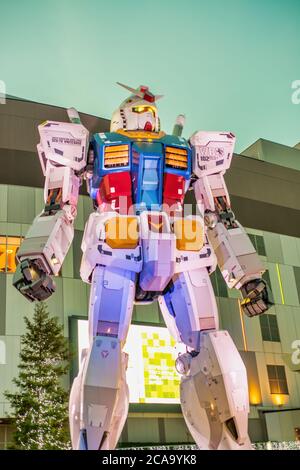 TOKYO, JAPON - 10 MAI 2016 : vue unique de la réplique grandeur nature de 59 mètres de hauteur de la statue de Unicorn Gundam (RX-0) la nuit en face de la place de la ville de Diver, Oda Banque D'Images