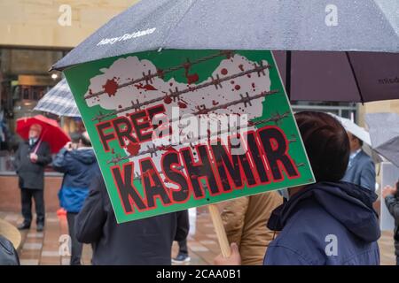 Glasgow, Écosse, Royaume-Uni. 5 août 2020. Un manifestant portant un panneau disant Free Kashmir lors d'un rassemblement sur les marches de la salle de concert royale contre les violations des droits de l'homme et les atrocités commises au Cachemire aux mains des forces d'occupation indiennes. Credit: SKULLY/Alay Live News Banque D'Images