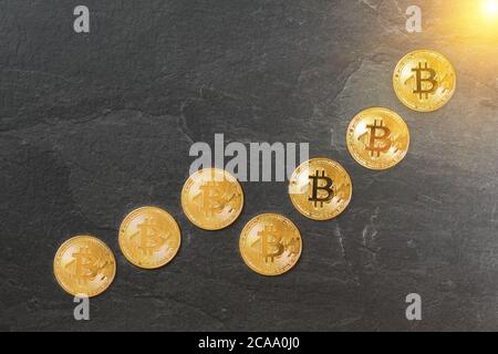 Tableau montant fait de pièces de bitcoin d'or, concept de la valeur de crypto-monnaie qui grandit à la lune / soleil Banque D'Images