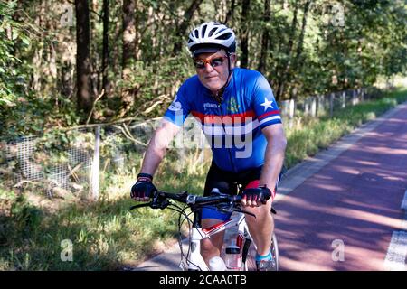 CUIJK, de Amerikaanse ambassadeur Hoekstra fietst deze week door alle provincies van Nederland. Vandaag stonden de provincies Gelderland, Limburg en Brabant op het programma. L'Ambassadeur Hoekstra est à het gezelschap van de Amerikaanse l'Ambassadeur de l'OIAC Kenneth Ward. Tijdens de fietstocht bezoekt hij verschillende toeristische en culture instellingen en locatider het mum van fietsaties diplomatique cette semaine, l'ambassadeur américain aux pays-Bas passe à vélo dans les 12 provinces des pays-Bas. Il est accompagné de l'ambassadeur de l'OIAC, Kenneth Ward. Ils visitent la localisation culturelle et touristique Banque D'Images