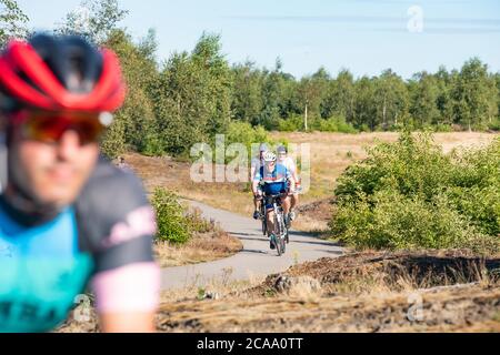 CUIJK, de Amerikaanse ambassadeur Hoekstra fietst deze week door alle provincies van Nederland. Vandaag stonden de provincies Gelderland, Limburg en Brabant op het programma. L'Ambassadeur Hoekstra est à het gezelschap van de Amerikaanse l'Ambassadeur de l'OIAC Kenneth Ward. Tijdens de fietstocht bezoekt hij verschillende toeristische en culture instellingen en locatider het mum van fietsaties diplomatique cette semaine, l'ambassadeur américain aux pays-Bas passe à vélo dans les 12 provinces des pays-Bas. Il est accompagné de l'ambassadeur de l'OIAC, Kenneth Ward. Ils visitent la localisation culturelle et touristique Banque D'Images