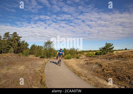 CUIJK, de Amerikaanse ambassadeur Hoekstra fietst deze week door alle provincies van Nederland. Vandaag stonden de provincies Gelderland, Limburg en Brabant op het programma. L'Ambassadeur Hoekstra est à het gezelschap van de Amerikaanse l'Ambassadeur de l'OIAC Kenneth Ward. Tijdens de fietstocht bezoekt hij verschillende toeristische en culture instellingen en locatider het mum van fietsaties diplomatique cette semaine, l'ambassadeur américain aux pays-Bas passe à vélo dans les 12 provinces des pays-Bas. Il est accompagné de l'ambassadeur de l'OIAC, Kenneth Ward. Ils visitent la localisation culturelle et touristique Banque D'Images