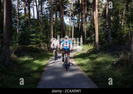 CUIJK, de Amerikaanse ambassadeur Hoekstra fietst deze week door alle provincies van Nederland. Vandaag stonden de provincies Gelderland, Limburg en Brabant op het programma. L'Ambassadeur Hoekstra est à het gezelschap van de Amerikaanse l'Ambassadeur de l'OIAC Kenneth Ward. Tijdens de fietstocht bezoekt hij verschillende toeristische en culture instellingen en locatider het mum van fietsaties diplomatique cette semaine, l'ambassadeur américain aux pays-Bas passe à vélo dans les 12 provinces des pays-Bas. Il est accompagné de l'ambassadeur de l'OIAC, Kenneth Ward. Ils visitent la localisation culturelle et touristique Banque D'Images