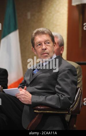 ***PHOTO DU FICHIER*** le journaliste de NY Pete Hamill est décédé à 85. Le journaliste Pete Hamill au forum Sinn Fein sur la meilleure façon de réunir l'Irlande à l'hôtel Hilton de New York. 13 juin 2009. Crédit : Dennis Van Tine/MediaPunch Banque D'Images