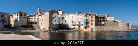 Le célèbre village de Saint-Tropez situé sur la côte d'azur dans le Var. Plage de la ponche Banque D'Images