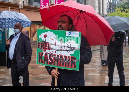 Glasgow, Écosse, Royaume-Uni. 5 août 2020. Un manifestant portant un panneau disant Free Kashmir lors d'un rassemblement sur les marches de la salle de concert royale contre les violations des droits de l'homme et les atrocités commises au Cachemire aux mains des forces d'occupation indiennes. Credit: SKULLY/Alay Live News Banque D'Images