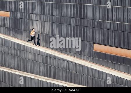 homme sportif courant dans une jungle de béton, concept de sport urbain et un style de vie sain, espace de copie pour le texte Banque D'Images