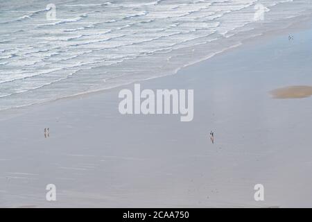 Vue de haut niveau sur la plage de Rhossilli. Grande surface de sable et d'eau de mer. Les gens sont très loin sur la plage et sur une étendue de sable. Solitude et distance Banque D'Images