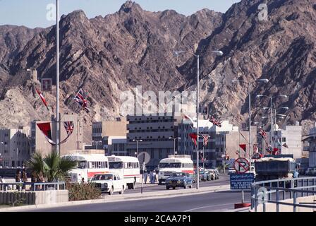 Archive image: Le Sultanat d'Oman en 1979, sept ans après le Sultan Qaboos a pris le pouvoir et a commencé à moderniser le pays. C'était encore une époque où le tourisme vers le pays en était à ses débuts. Les drapeaux omanais et de l'Union du Royaume-Uni continuent de faire la queue car l'image a été photographiée seulement 3 semaines après la visite d'État de la reine Elizabeth II à Oman. Crédit: Malcolm Park Banque D'Images