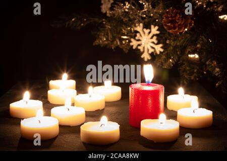 Bougies de Noël dans la nuit Banque D'Images