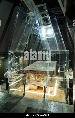 Une reproduction de la chambre d'enterrement et du sarcophogus du roi Maya Pacal ou du Grand Pakal dans le Musée Palenque site, Palenque, Mexique. Palenque S. Banque D'Images