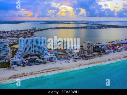 Vue aérienne de la zone hôtelière (Zona Hotelera) et des belles plages de Cancún, au Mexique, au coucher du soleil Banque D'Images