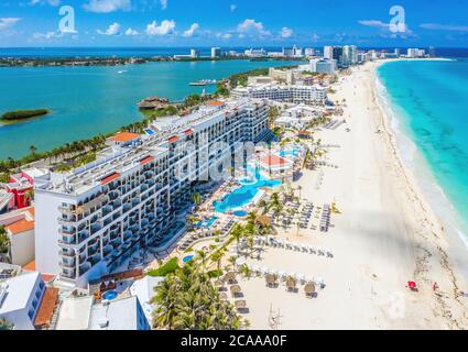 Vue aérienne au nord de la zone hôtelière (Zona Hotelera) et des belles plages de Cancún, au Mexique Banque D'Images