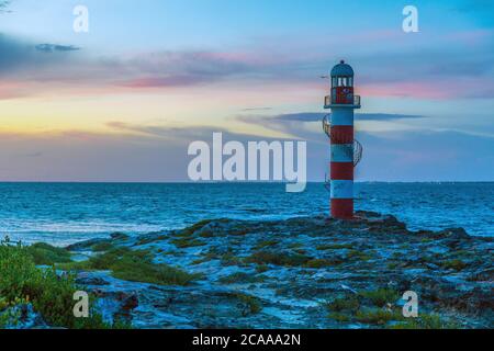 Vue au coucher du soleil sur le phare de Punta Cancún (Faro de Punta Cancun) à l'extrémité nord de la zone hôtelière (Zona Hotelera) à Cancún, au Mexique Banque D'Images