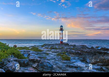 Vue au coucher du soleil sur le phare de Punta Cancún (Faro de Punta Cancun) à l'extrémité nord de la zone hôtelière (Zona Hotelera) à Cancún, au Mexique Banque D'Images