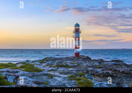 Vue au coucher du soleil sur le phare de Punta Cancún (Faro de Punta Cancun) à l'extrémité nord de la zone hôtelière (Zona Hotelera) à Cancún, au Mexique Banque D'Images