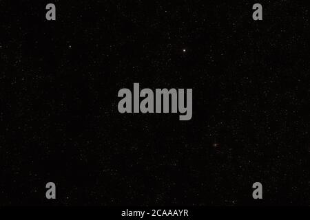 Beaucoup d'étoiles sur le ciel de nuit avec Zeta Ophiuchi lumineux de la constellation Ophiuchus, grappe globulaire M107 visible dans la partie inférieure de la photo d'exposition empilée longue Banque D'Images