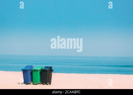 Trois poubelles en plastique colorées sur roues pour une collecte séparée des ordures. Récipients pour le stockage temporaire des déchets. Poubelles, poubelles Banque D'Images