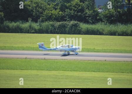 Diamond DA40NG est en train de rouler à l'aéroport de Saint-Gall Altenrhein en Suisse Banque D'Images