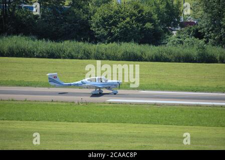 Diamond DA40NG est en train de rouler à l'aéroport de Saint-Gall Altenrhein en Suisse Banque D'Images