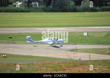 Diamond DA40NG est en train de rouler à l'aéroport de Saint-Gall Altenrhein en Suisse Banque D'Images