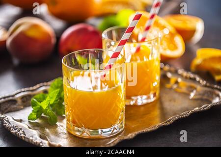 Deux verres avec jus d'orange ou de multivitamine Banque D'Images