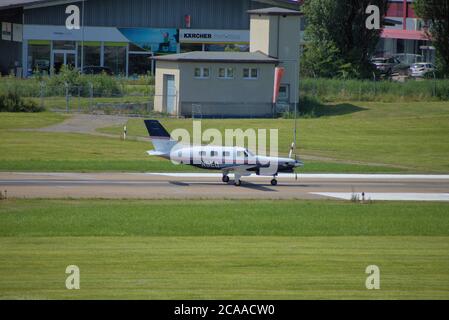 Piper Malibu est en train de rouler à l'aéroport de Saint-Gall Altenrhein en Suisse Banque D'Images