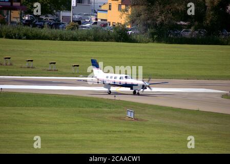 Piper Malibu est en train de rouler à l'aéroport de Saint-Gall Altenrhein en Suisse Banque D'Images