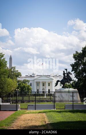 Washington D.C./USA- 4 août 2020: Escrime supplémentaire autour de la statue d'Andrew Jackson à l'extérieur de la Maison Blanche. Banque D'Images