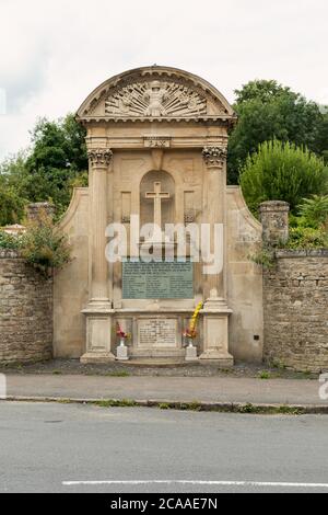 Le mémorial de guerre de Lacock qui commémore les habitants de Lacock qui ont été tués ou disparus pendant la première et la deuxième Guerre mondiale, à Lacock, Wiltshire, au Royaume-Uni Banque D'Images